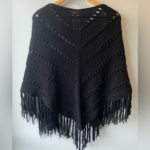 Black knit shawl with fringe - Picture 3 of 4